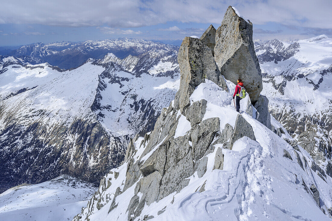 Frau auf Skitour steigt über Grat vom Care Alto ab, Care Alto, Adamellogruppe, Lombardei, Italien
