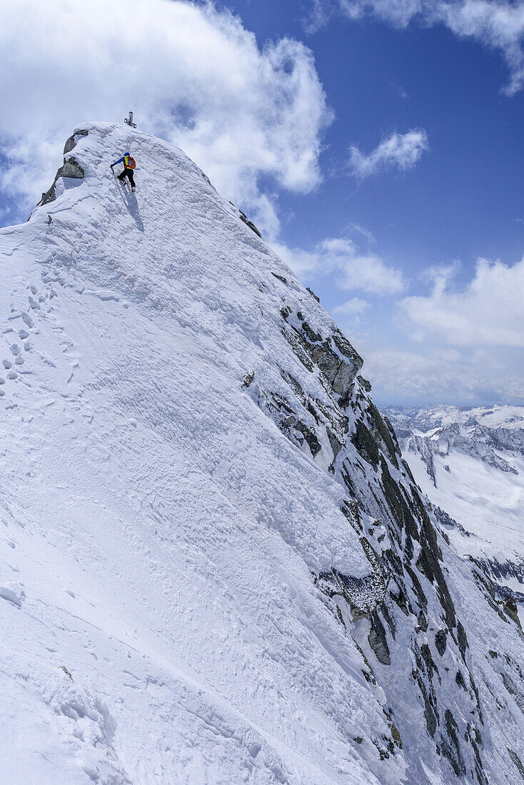 Mann auf Skitour steigt über Steilflanke zum Care Alto auf, Care Alto, Adamellogruppe, Lombardei, Italien