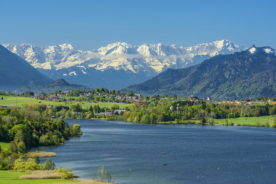 View to lake Riegsee and Murnau in front of Wetterstein range with Alpspitze and Zugspitze, Aidlinger Hoehe, Aidling, Upper Bavaria, Bavaria, Germany