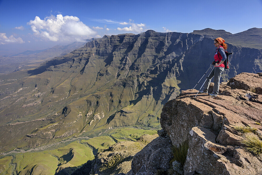 Frau beim Wandern blickt auf Garden Castle hinab, Rhino Peak, Garden Castle, Mzimkhulu Wilderness Area, Drakensberge, uKhahlamba-Drakensberg Park, UNESCO Welterbe Maloti-Drakensberg-Park, KwaZulu-Natal, Südafrika