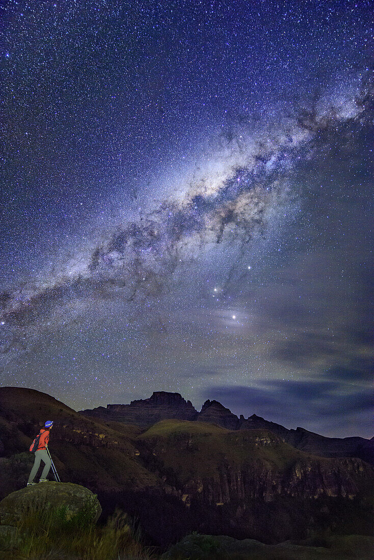 Frau blickt auf Sternenhimmel mit Milchstraße über Cathkin Peak und Sterkhorn, Monks Cowl, Mdedelelo Wilderness Area, Drakensberge, uKhahlamba-Drakensberg Park, UNESCO Welterbe Maloti-Drakensberg-Park, KwaZulu-Natal, Südafrika