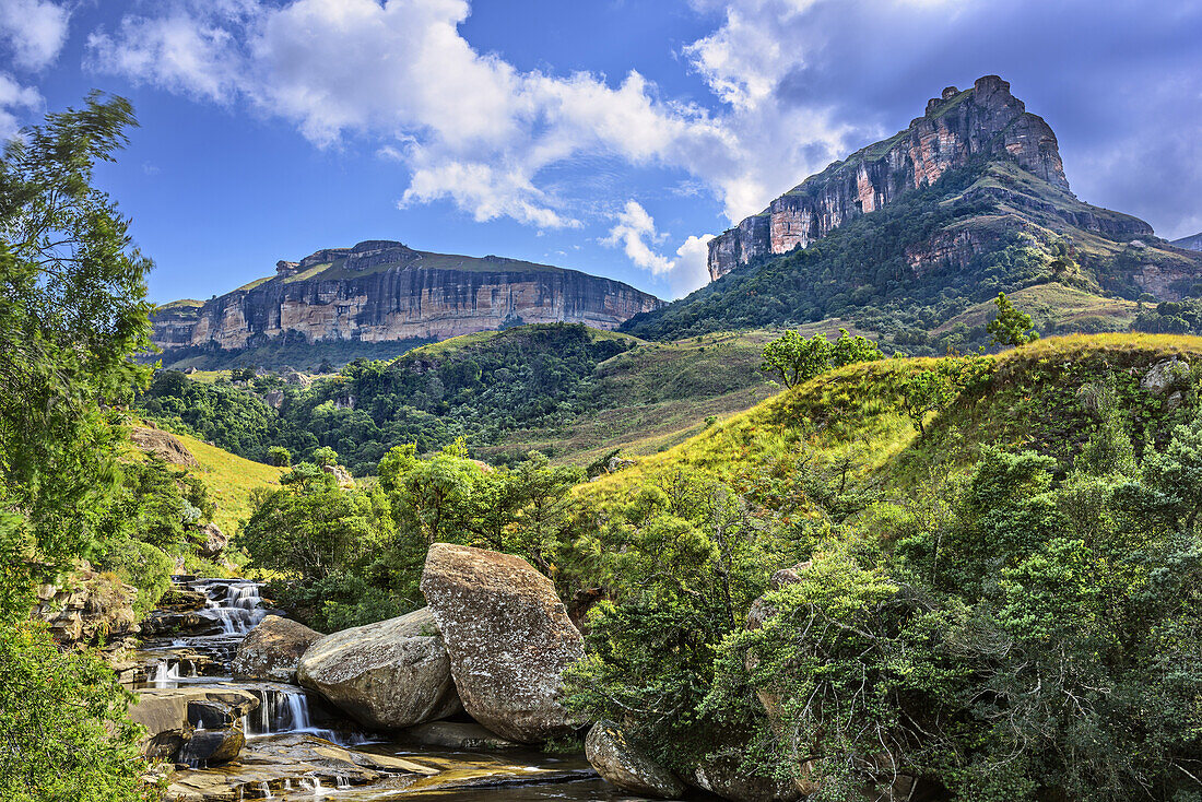Waterfall Cascades with rock faces of Amphitheatre, Mahai River, Royal Natal, Drakensberg, uKhahlamba-Drakensberg Park, UNESCO World Heritage Site Maloti-Drakensberg-Park, KwaZulu-Natal, South Africa