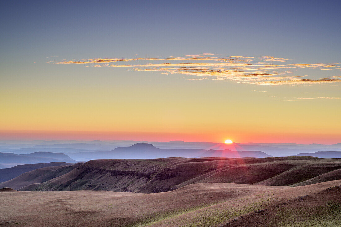 Sonnenaufgang über Grasflanken des Little Berg, Giant's Castle, Drakensberge, uKhahlamba-Drakensberg Park, UNESCO Welterbe Maloti-Drakensberg-Park, KwaZulu-Natal, Südafrika