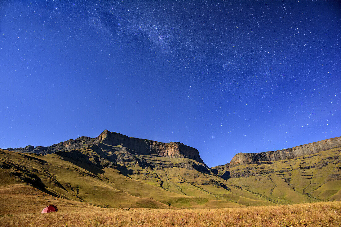 Sternenhimmel über Giant's Castle und Longwall, kleines Zelt im Mittelgrund, Giant's Castle, Drakensberge, uKhahlamba-Drakensberg Park, UNESCO Welterbe Maloti-Drakensberg-Park, KwaZulu-Natal, Südafrika