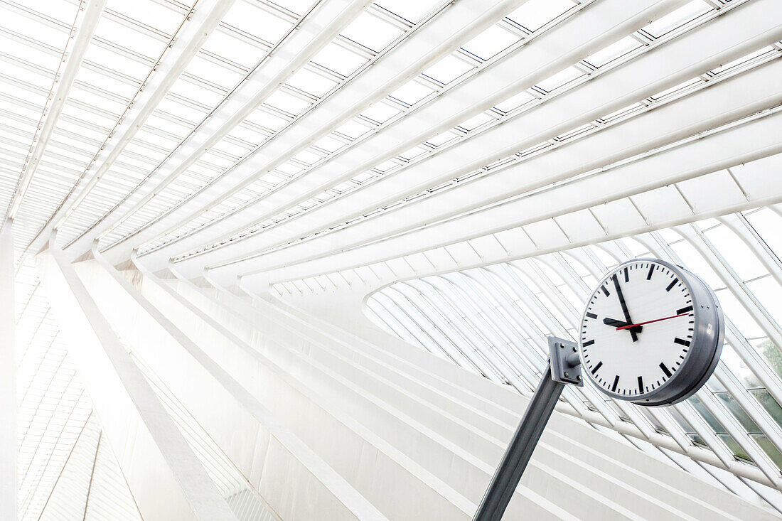 Uhr des Hauptbahnhofs von Lüttich-Guillemins, entworfen vom Architekten Santiago Calatrava, Belgien.