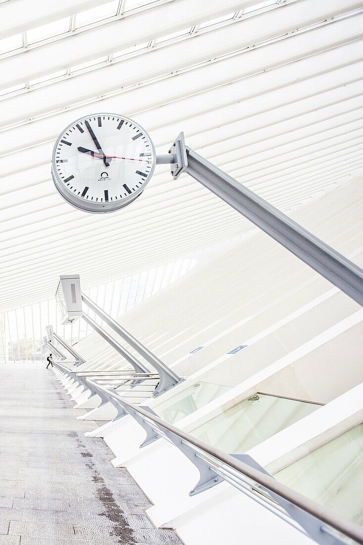 Uhr des Hauptbahnhofs von Lüttich-Guillemins, entworfen vom Architekten Santiago Calatrava, Belgien.