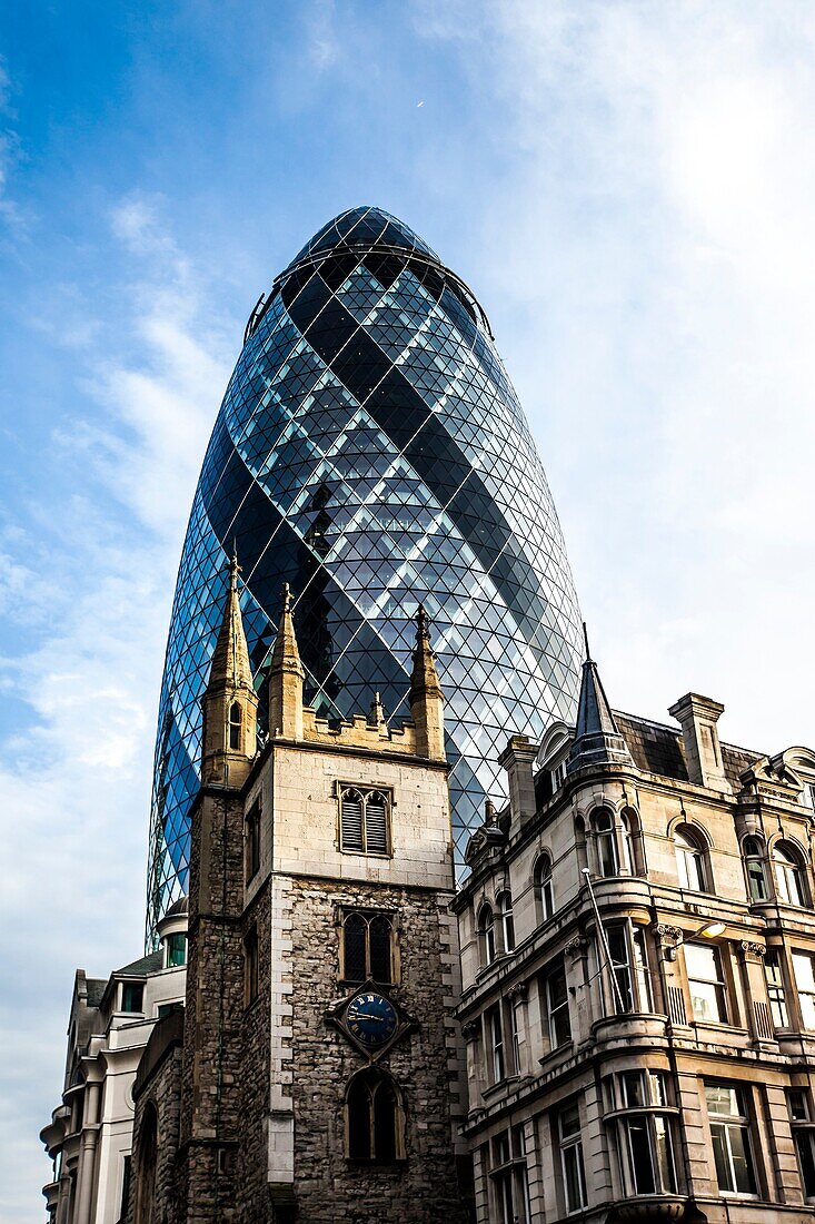 Blick nach Norden auf St. Mary Axe. Der abgebildete gurkenförmige Wolkenkratzer trägt den offiziellen Namen 30 St Mary Axe.