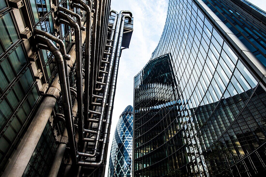 Das Lloyd's-Gebäude und das Willis-Gebäude in London, UK.