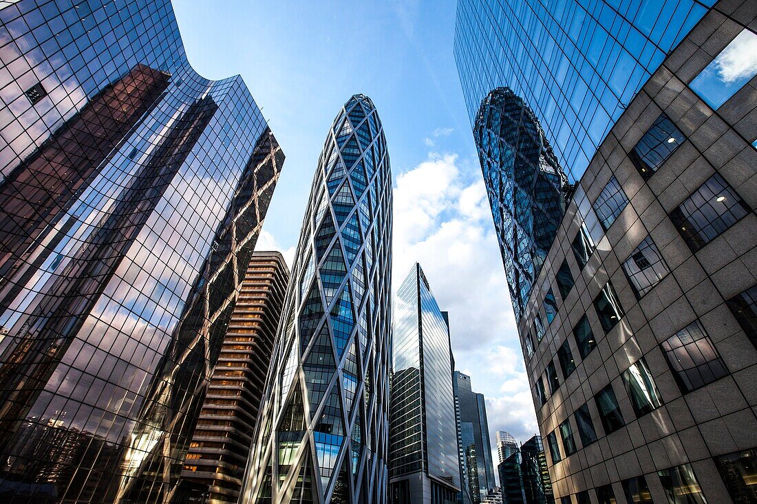 Büro-Wolkenkratzer in La Défense, dem Hochhaus-Geschäftsviertel im Westen von Paris, Frankreich.