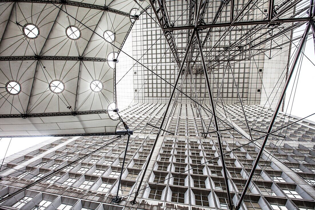 Grande arche in Paris-La Défense, Frankreich.