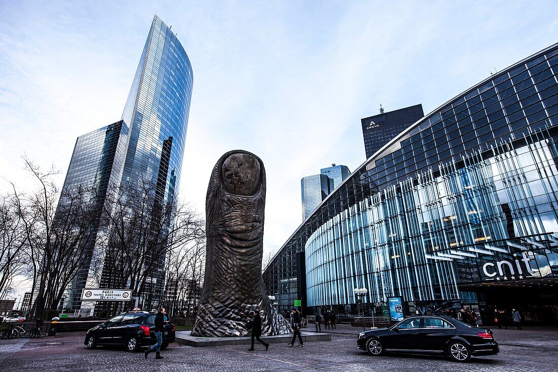 Die Skulptur des Fingers Cesar in La Defense, Paris, Frankreich.