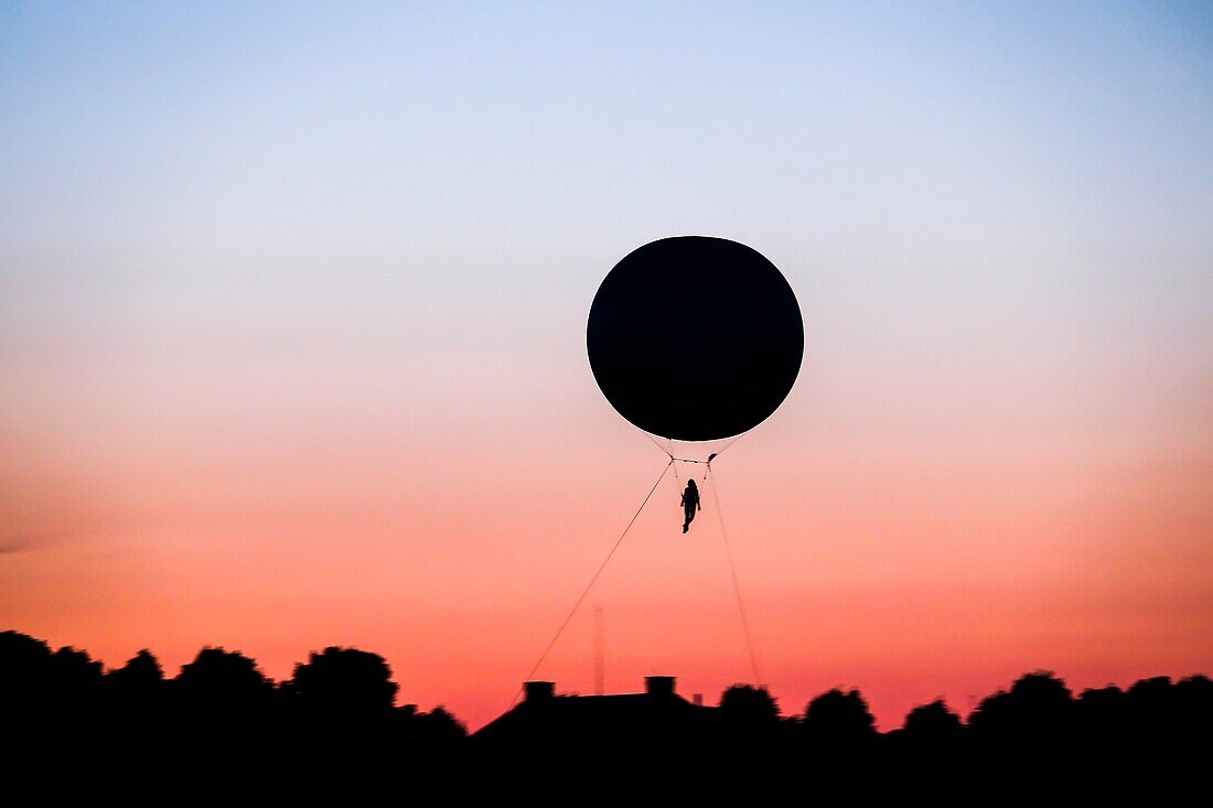 Ein Luftballon am Himmel mit Sonnenuntergang in den Herrenhäuser Gärten, Hannover, Deutschland.