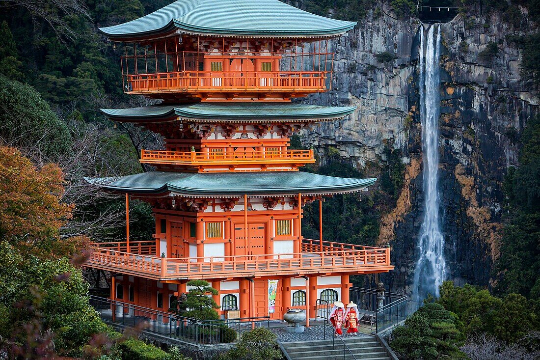 Nachisan Seiganto-ji Temple (Three-Storied Pagoda) and Nachi Waterfall, near Kumano Nachi Taisha Grand Shire, Kumano Kodo, Nakahechi route, Wakayama, Kinki, Japan.