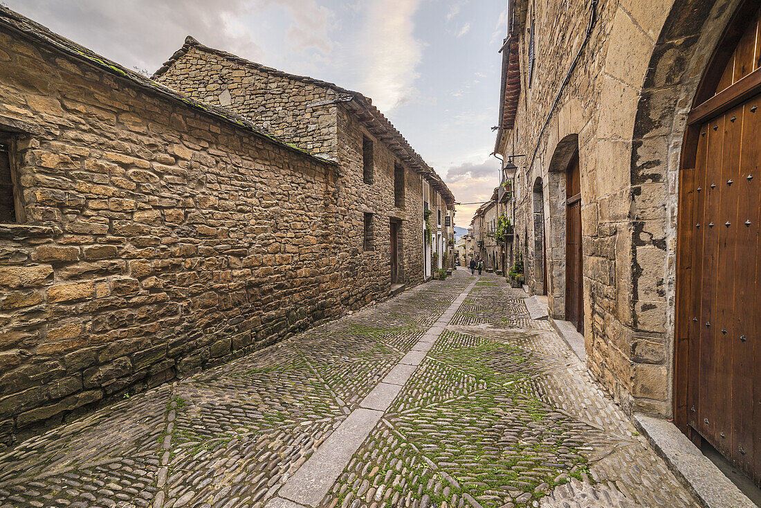 Ainsa mediaeval village, Sobrarbe, Huesca Pyrenees, Aragón, Spain.