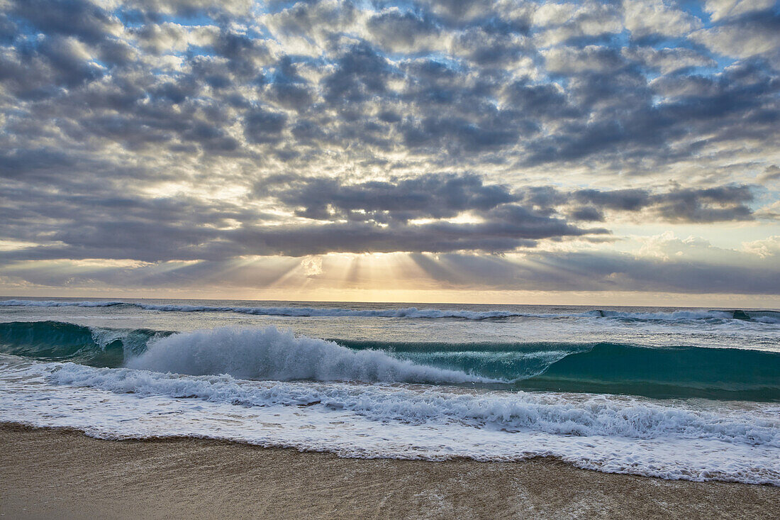 Sonnenaufgang am Indischen Ozean im iSimangaliso-Wetland Park, Südafrika, Afrika