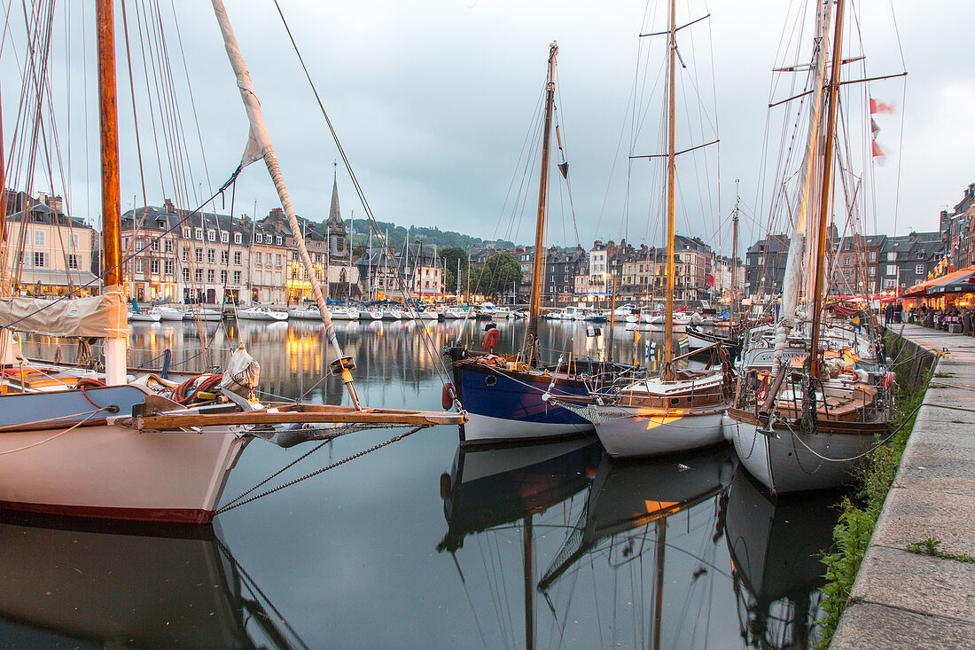 Alter Hafen, Hafenbecken, Abend, blaue Stunde, Jachthafen, Segelboote, Segeljacht, Kai, Marina, Honfleur, Calvados, Normandie, Frankreich