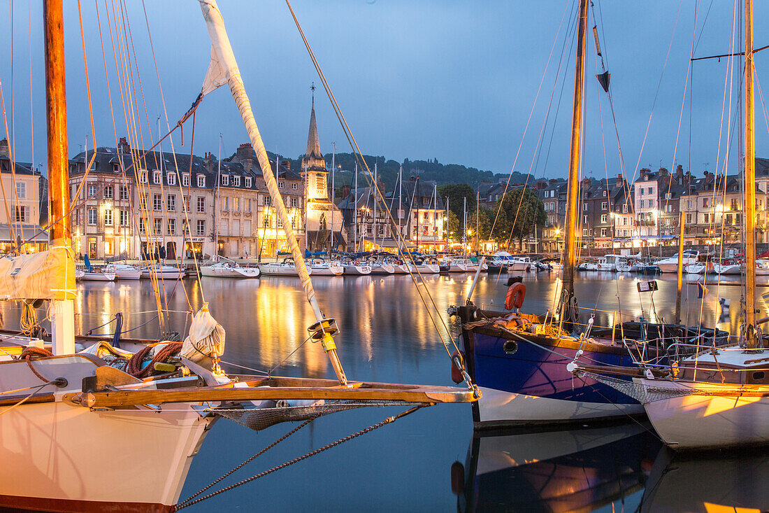 Alter Hafen, Hafenbecken, Abend, blaue Stunde, Jachthafen, Segelboote, Segeljacht, Kai, Marina, Honfleur, Calvados, Normandie, Frankreich