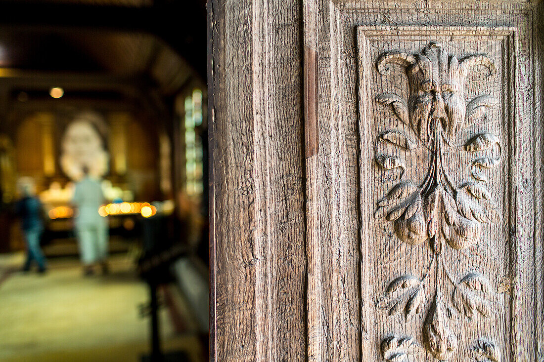 Holzportal, Tür, Holzschnitzerei, Maske, Flora, Sainte Catherine, Kirche, größte Holzkirche Frankreichs, Honfleur, Normandie, Frankreich