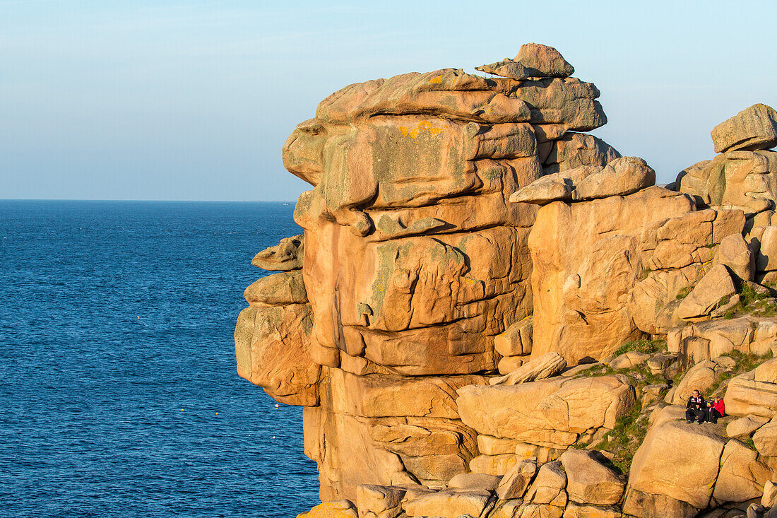 tourists, pink granite coast, near Ploumanac'h, Côte de Granit Rose, cliffs, ocean, horizon, Finistère, Brittany, France