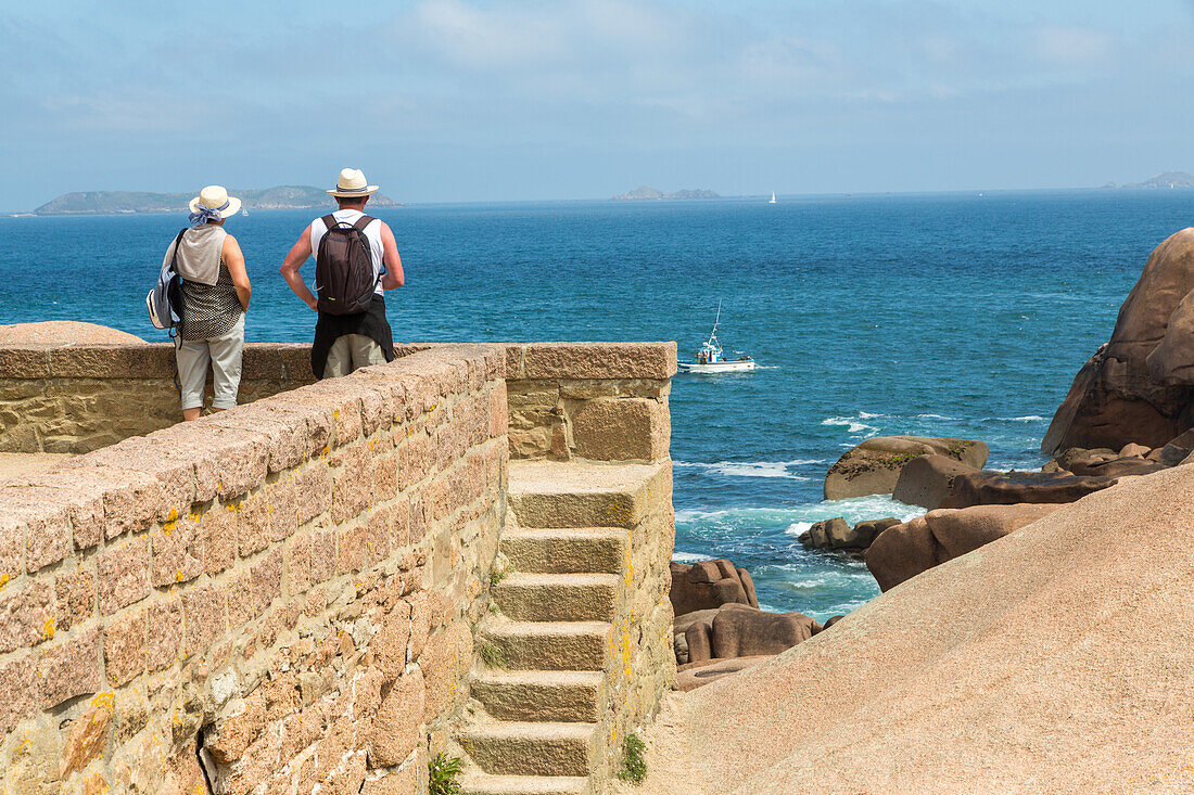 Urlauber, Aussichtsplattform, Paar, Blick über das Meer, Côte de Granit Rose, bei Ploumanac'h, Bucht, Bretagne, Frankreich