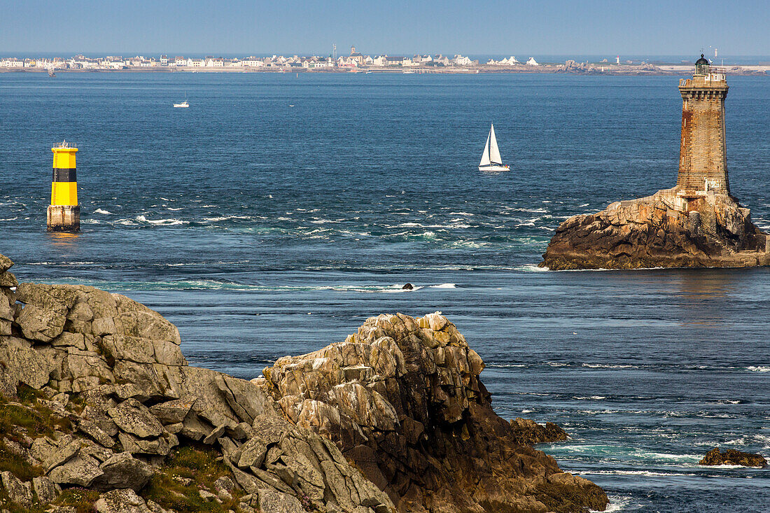 Segelboot, Gezeitenströmung, Pointe du Raz, Leuchtturm, Phare de la Vieille, Insel Ile-de-Sein, Atlantikküste, Bretagne Frankreich