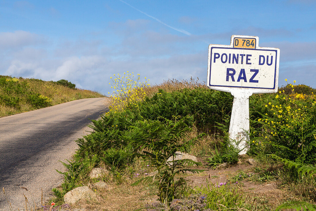 Landstraße, altes Straßenschild Pointe du Raz, D 784, Atlantik, Bretagne Frankreich
