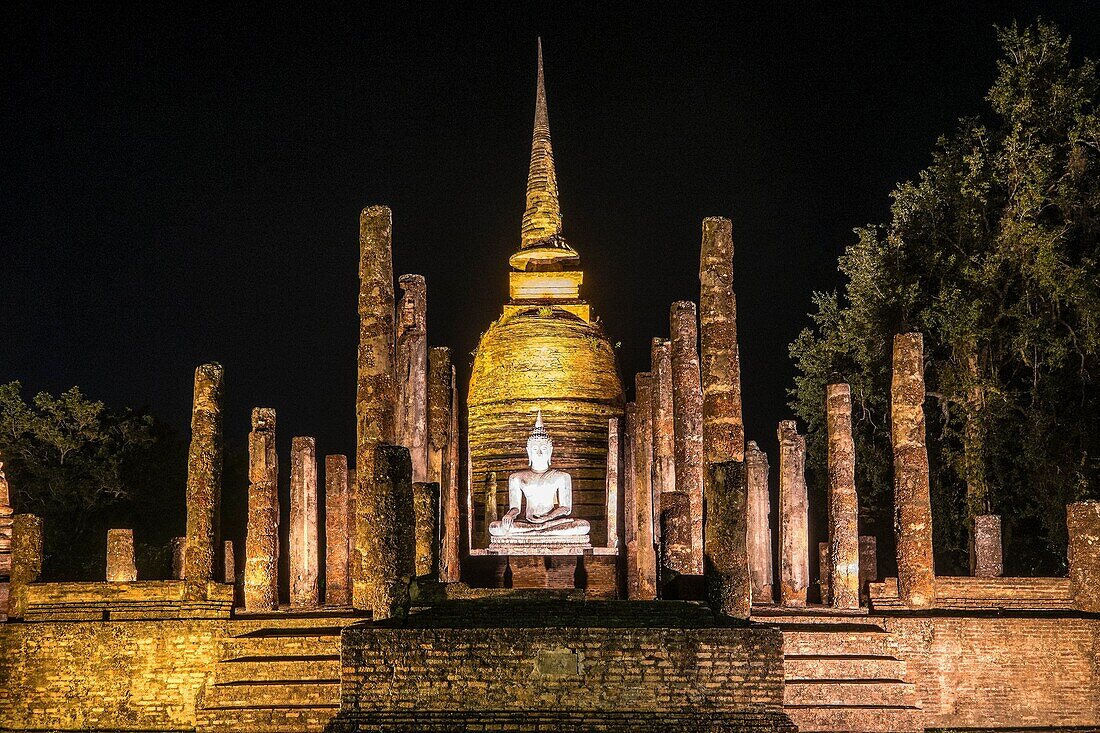 Asia. Thailand, old capital of Siam. Sukhothai archaeological Park, classified UNESCO World Heritage. Wat Sa Sri by night.