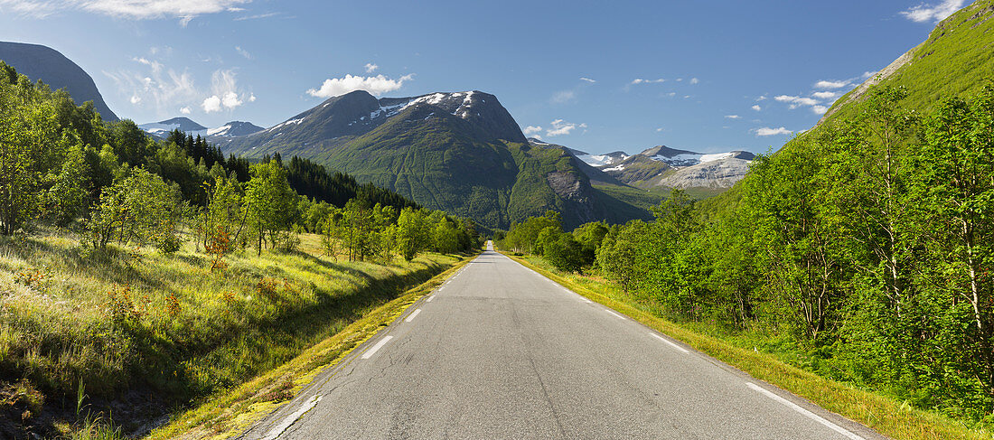 Strasse im Meiadalen, Möre og Romsdal, Norwegen