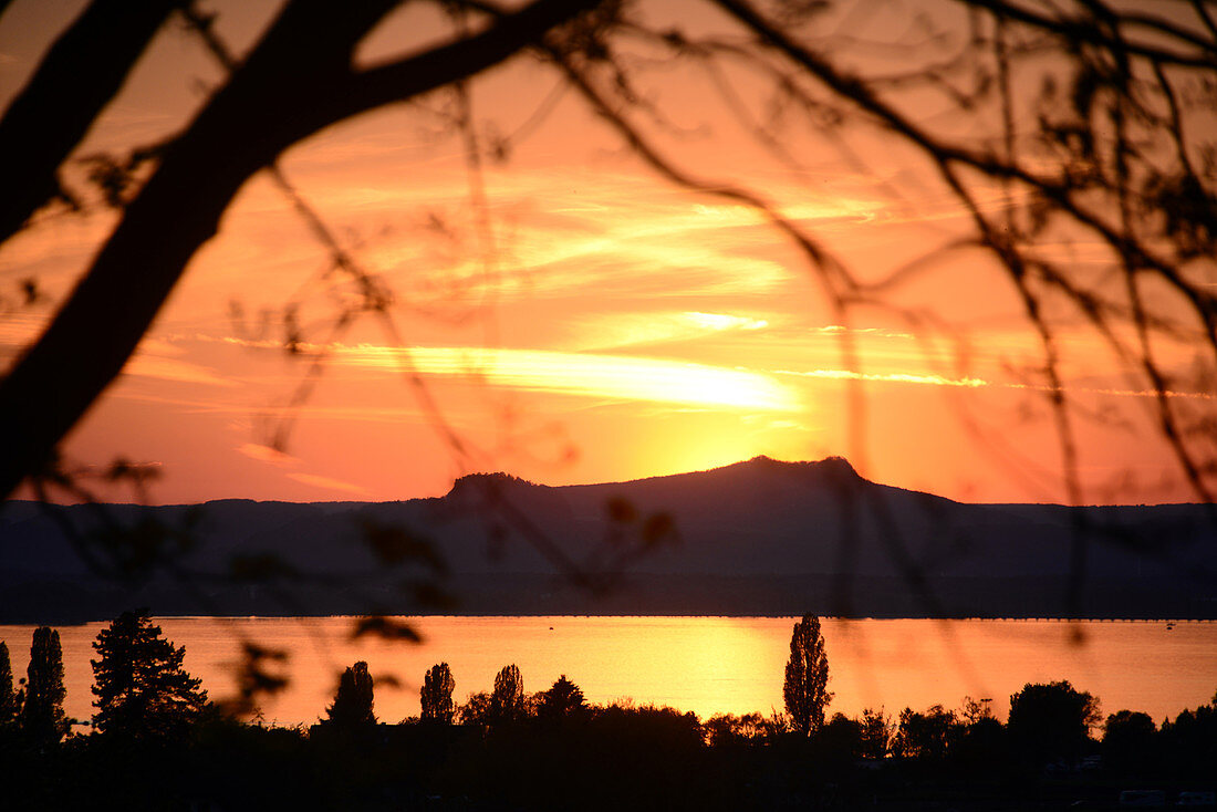 Sonnenuntergang vom Aussichtshügel Hochwart, Insel Reichenau im Untersee am Bodensee, Baden Württemberg, Deutschland