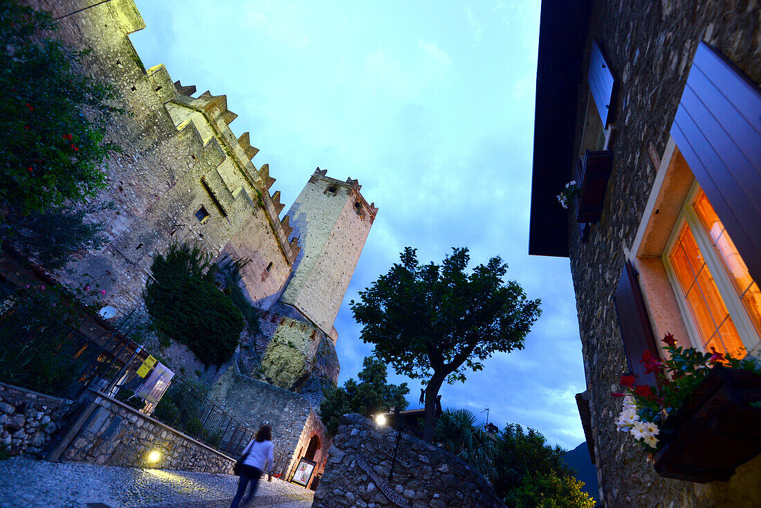 Abends an der Burg von Malcesine, Ostufer, Gardasee, Veneto, Italien