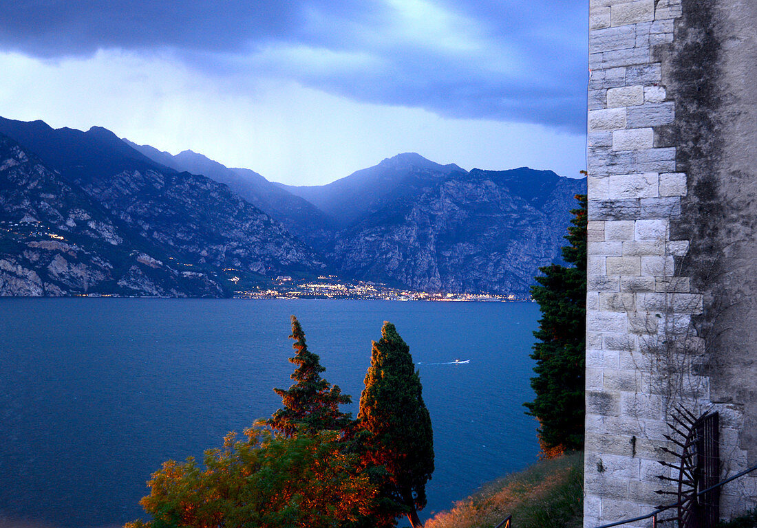 Abendlicher Blick auf Limone von der Burg von Malcesine, Ostufer, Gardasee, Veneto, Italien