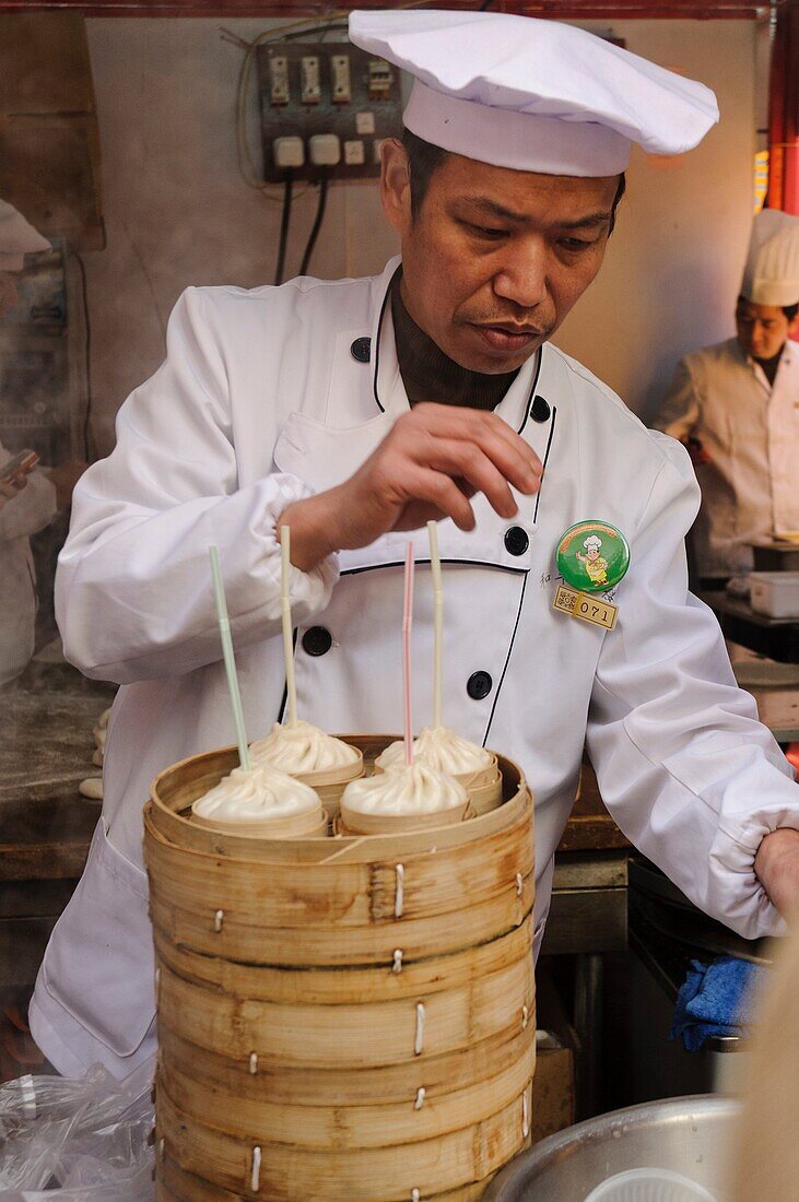Traditional Dim Sum or ´xiao long bao´, Nanxiang Dumplings, Yuyuan Bazaar or Old Town, Hangpu District, Shanghai, China, Asia.