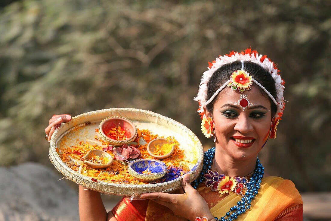 Dhaka, Bangladesh. 13th Feb, 2015. Artists perform on stage on the occasion of ‘Basanto Utsav’ the first day of spring at Dhaka University Fine Arts Institution. Basanto Utsav, which literally means the ´celebration of spring´, falls on the 1st of Phalgun