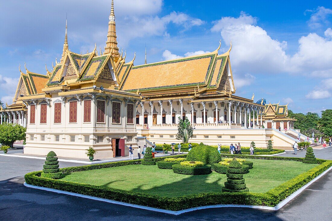 Gardens in front of Hor Samrith Phimean and Throne Hall. The Royal Palace complex, Daun Penh District, Phnom Penh, Cambodia, Southeast Asia.