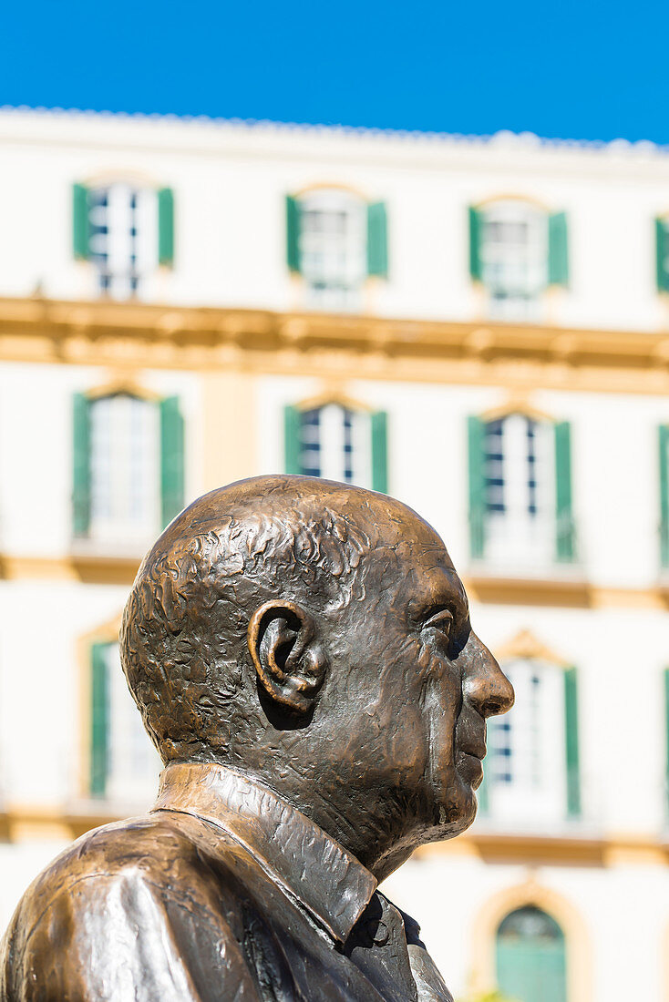 Bronze statue of the artist Pablo Picasso by Francisco Lopez, in Plaza de la Merced, Malaga, Andalusia, Spain