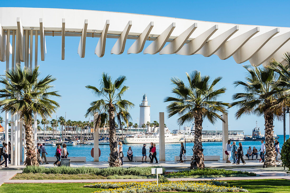 Die Promenade mit Leuchtturm und Palmen am Hafen, Malaga, Andalusien, Spanien