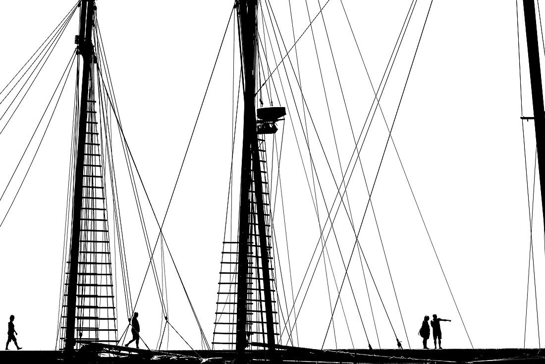 Menschen auf der Mole im Hafen vor der Takelage eines alten Segelschiffes, Benalmádena, Andalusien, Spanien