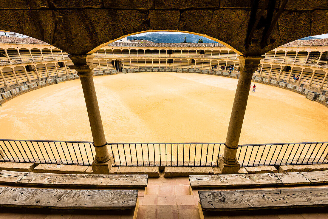 Die Tribünen der historischen Stierkampfarena Plaza de Toros de Ronda, Ronda, Andalusien, Spanien