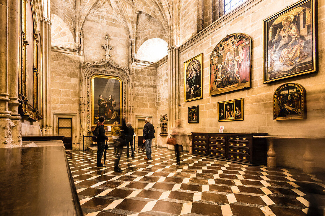Einer der vielen Räume mit historischen Gemälden in der Kathedrale im historischen Zentrum, Sevilla, Andalusien, Provinz Sevilla, Spanien