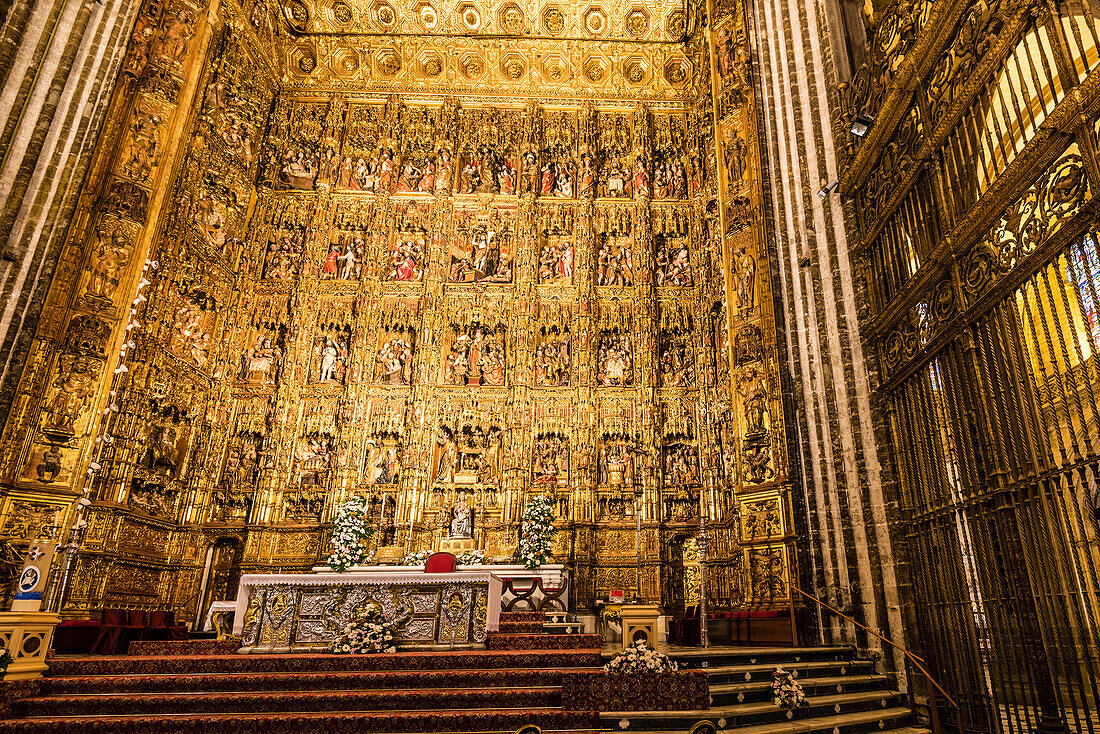 Der prunkvolle Altar in der Kathedrale im historischen Zentrum, Sevilla, Andalusien, Provinz Sevilla, Spanien