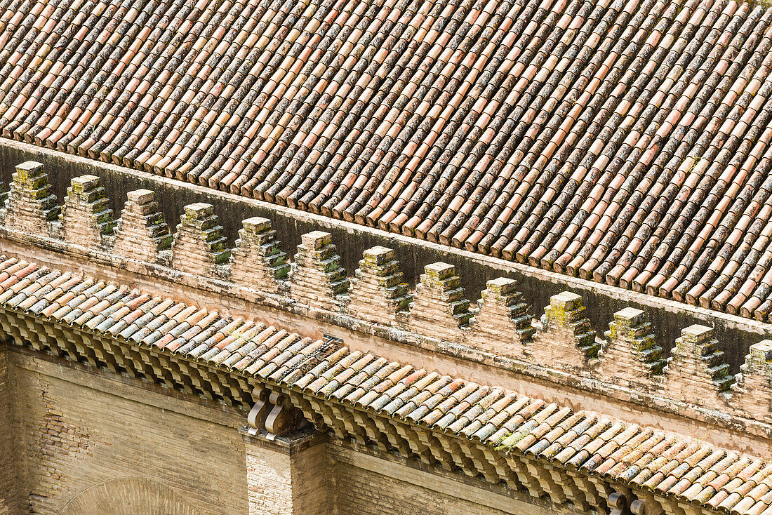 Blick vom Glockenturm auf ein Dach der Kathedrale im historischen Zentrum, Sevilla, Andalusien, Provinz Sevilla, Spanien