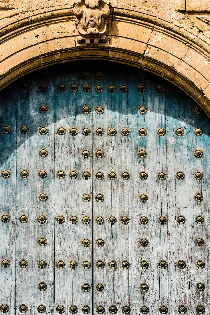 Eine historische verwitterte Tür in der Altstadt, Carmona, Andalusien, Spanien