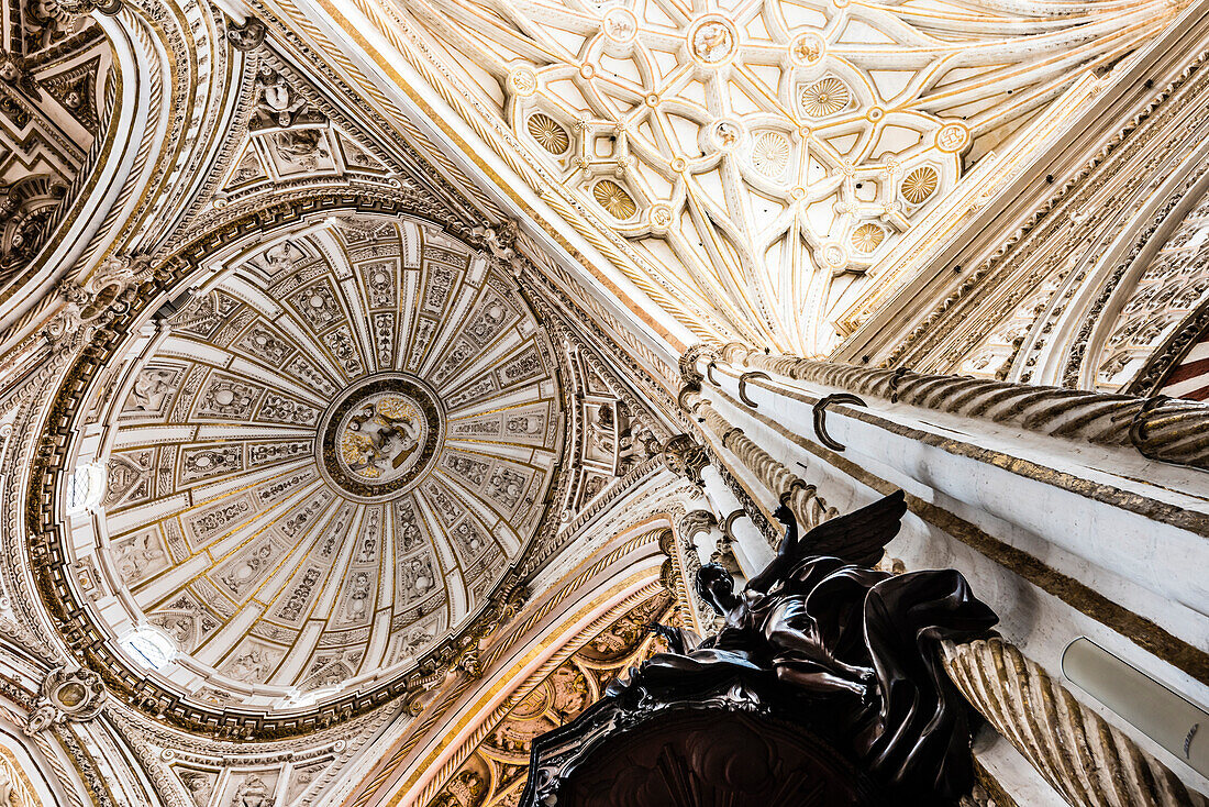 Die Decke in der Kathedrale Mezquita-Catedral de Córdoba, Cordoba, Andalusien, Spanien