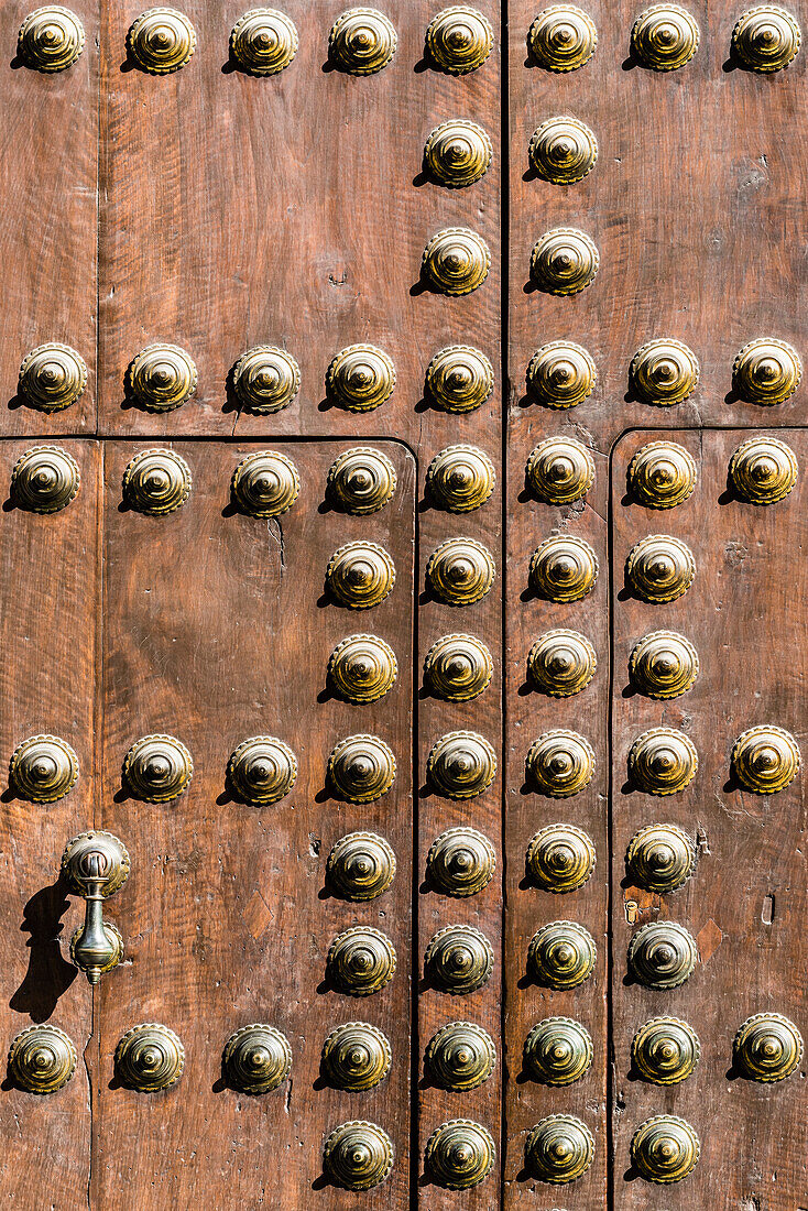Eine alte Holztür mit Metallbeschlägen, Granada, Andalusien, Spanien