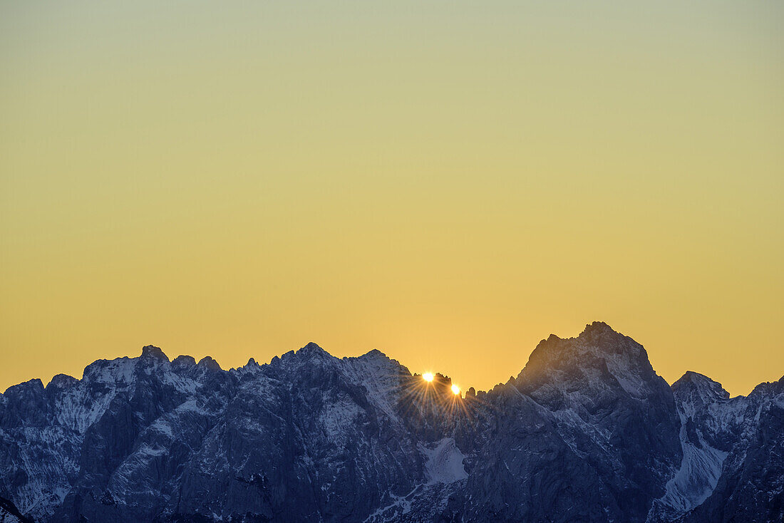 Sonnenaufgang über dem Kaisergebirge, vom Wendelstein, Wendelstein, Mangfallgebirge, Bayerische Alpen, Oberbayern, Bayern, Deutschland