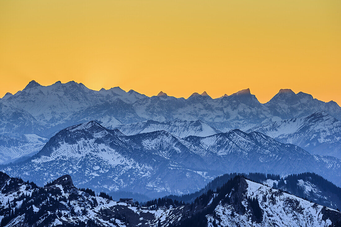 Spitzinggebiet und Karwendel in der Abenddämmerung, vom Wendelstein, Mangfallgebirge, Bayerische Alpen, Oberbayern, Bayern, Deutschland