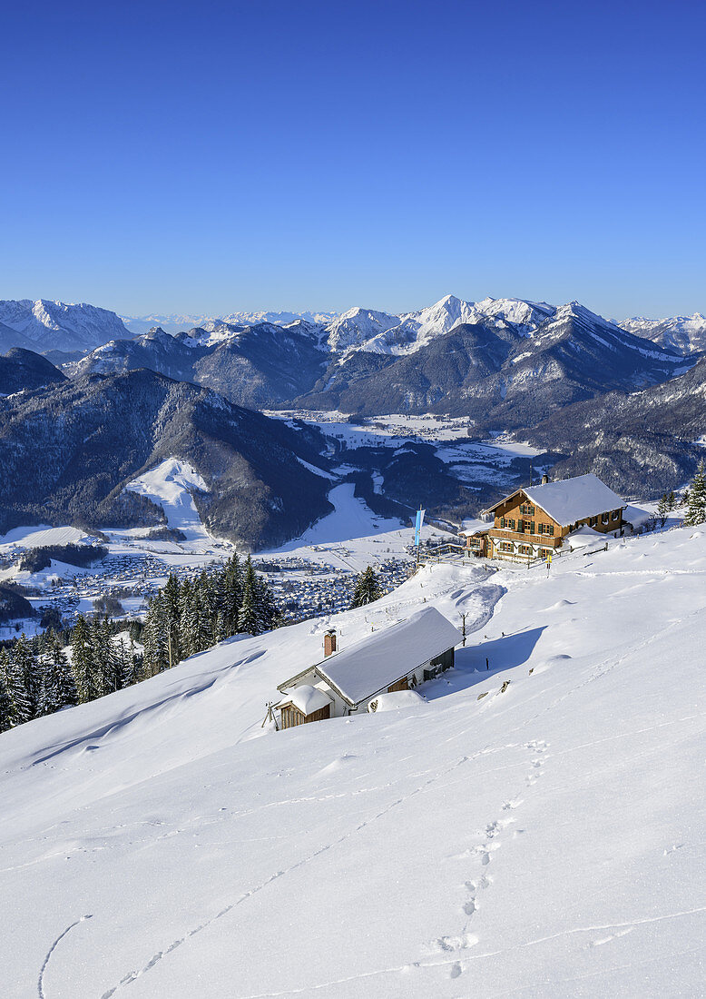 Hochgernhaus im Winter, Chiemgauer Alpen mit Geigelstein im Hintergrund, Hochgern, Chiemgauer Alpen, Oberbayern, Bayern, Deutschland