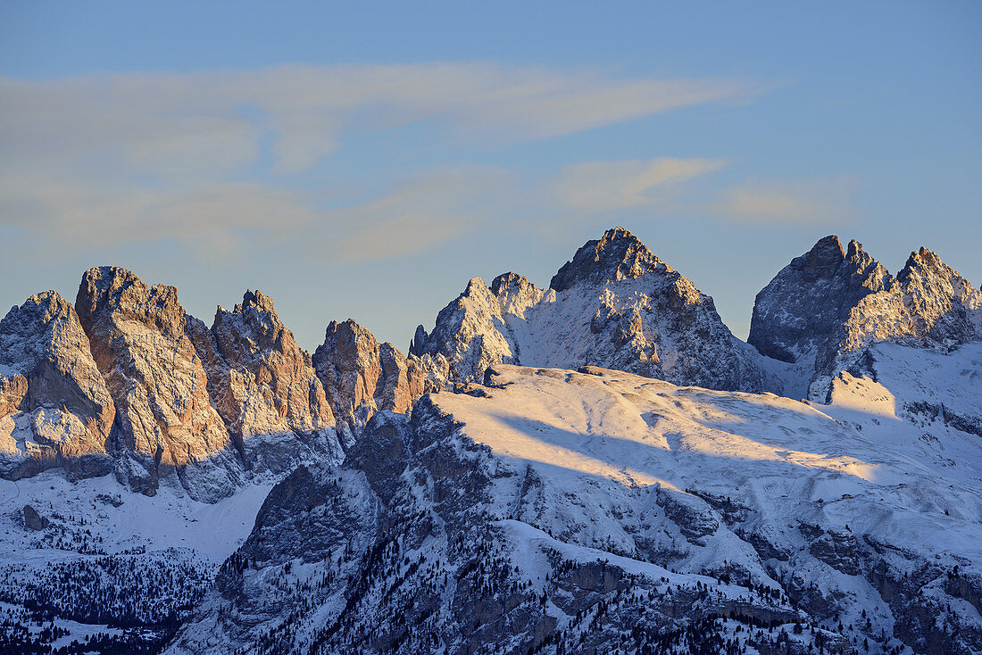 Monte Stevia im Vordergrund und Geislerspitzen mit Sas Rigais im Hintergrund, Sellajoch, Dolomiten, UNESCO Weltnaturerbe Dolomiten, Venetien, Venezien, Italien