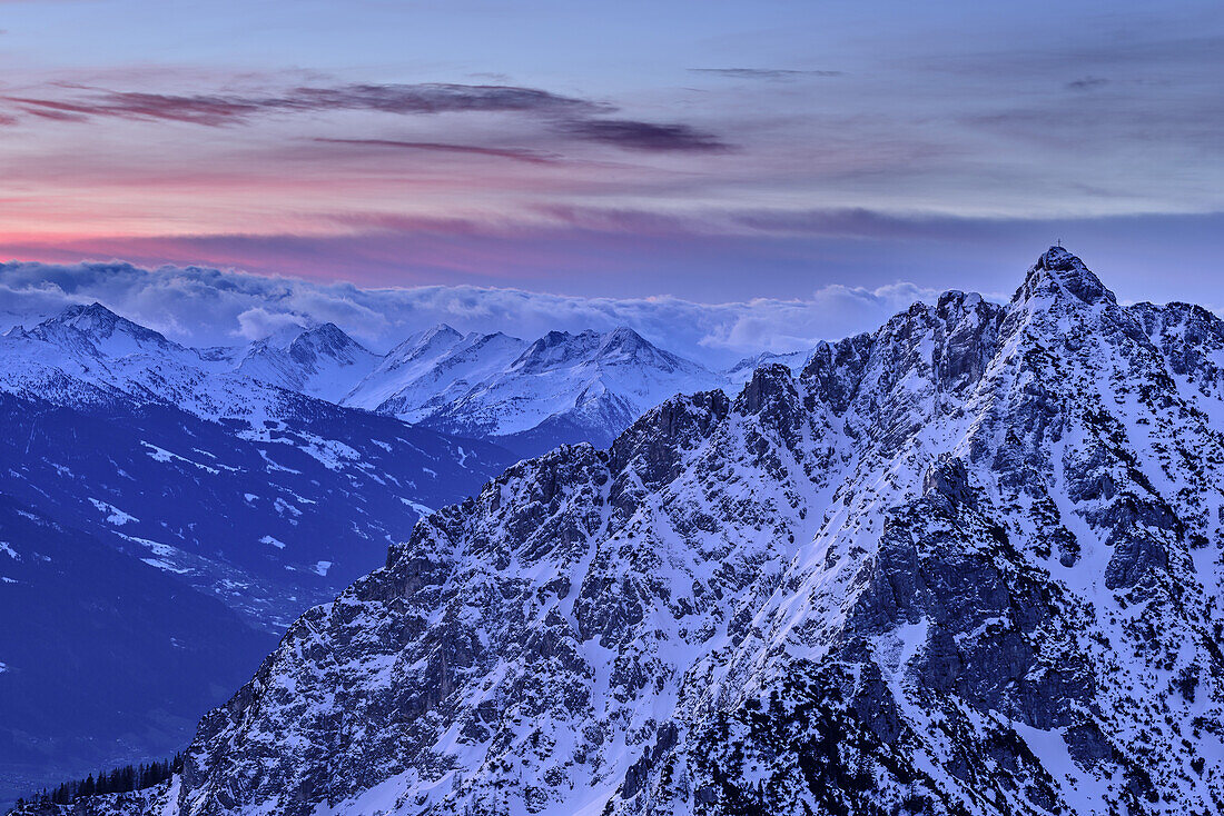Ebnerspitze mit Morgenrot über der Reichenspitze im Hintergrund, Rofan, Tirol, Österreich