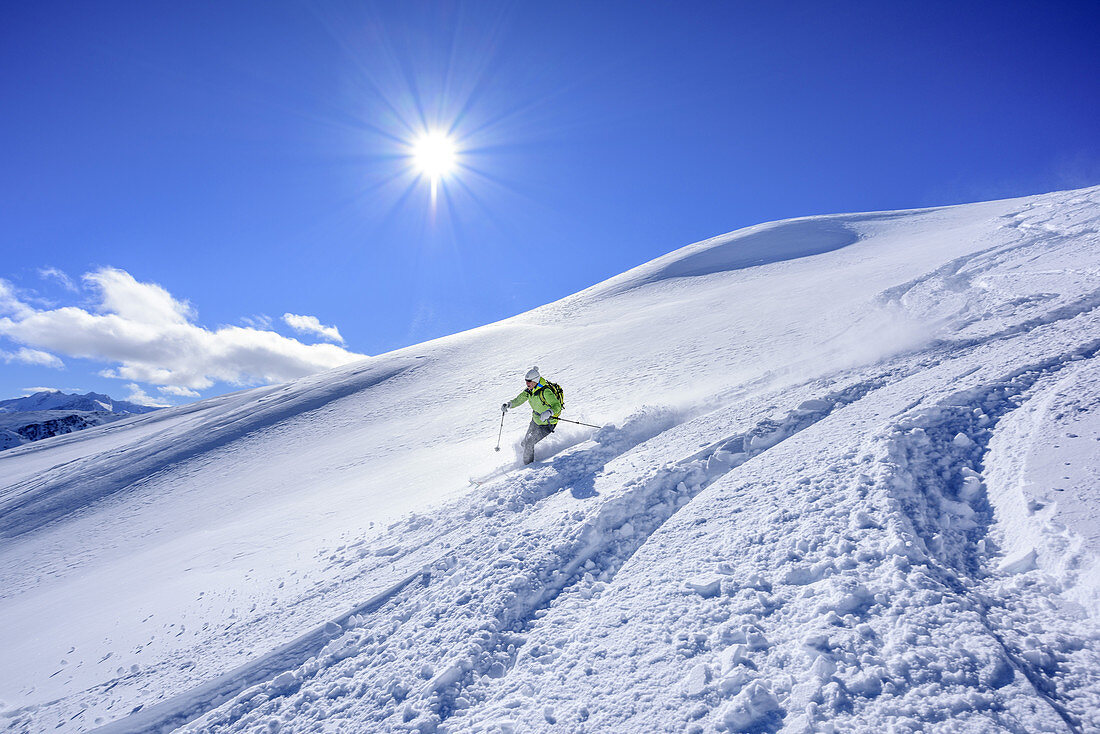 Frau auf Skitour fährt durch Pulverschnee vom Sonnenjoch ab, Sonnenjoch, Kitzbüheler Alpen, Tirol, Österreich
